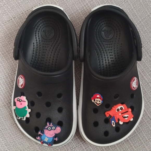 CROCS Other - NEW Kids Classic Crocs size 8/9 with charms